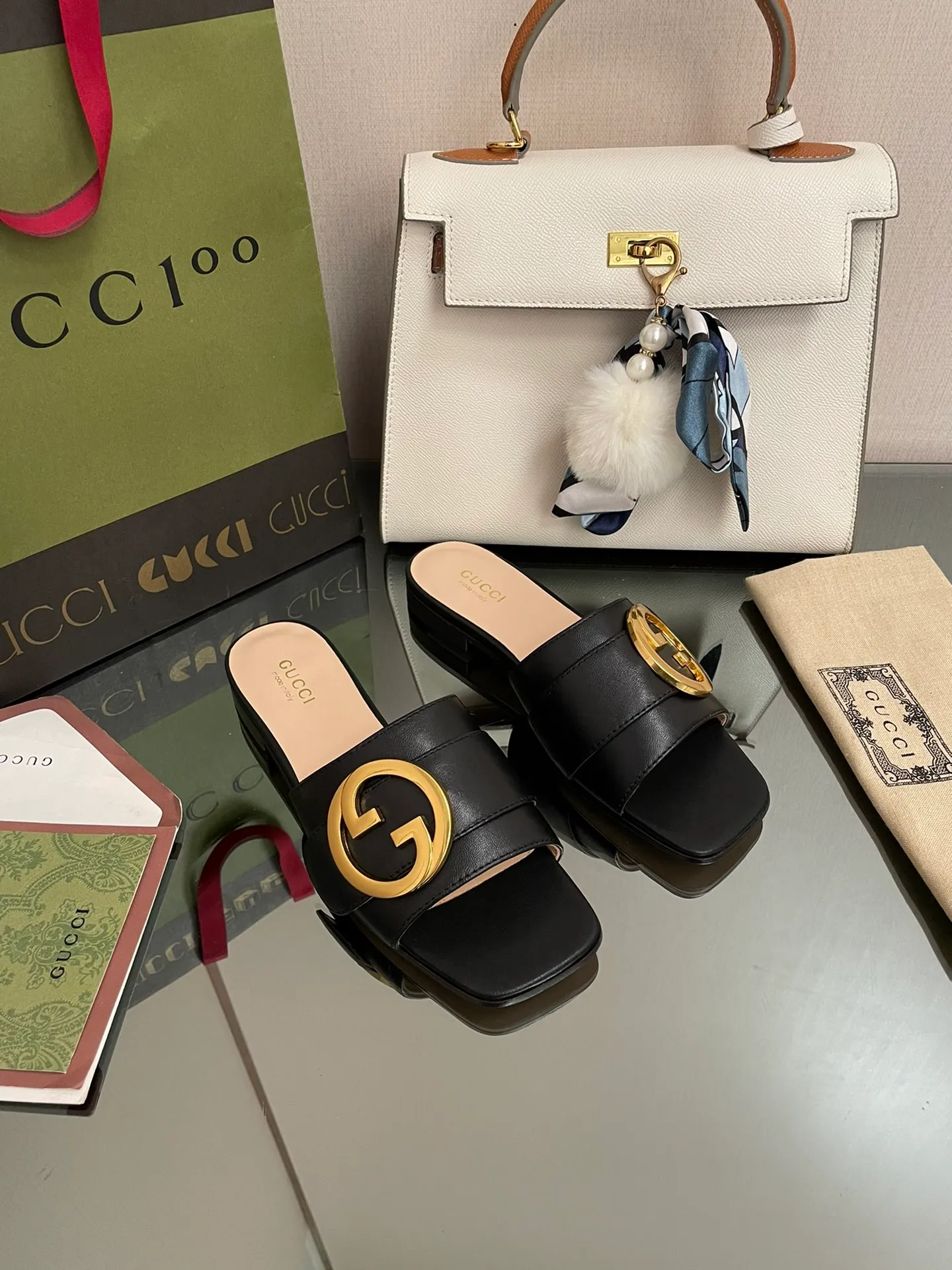 👟👟Ex-factory price 440👟👟 GuCCl high-end boutique 2024 round interlocking double GG new sandals, original and original quality! Every detail has been carefully crafted and can be compared with ZG, the quality is the same!  Fabric: Original customized waxed leather Hardware: Dongguan Dachang mold-opening hardware round interlocking double G buckle Lining/foot pads: High-end custom sheepskin lining Heel height: 1.0CM Outsole: Italian genuine leather sole Size: 35-41 (40 41 customized, non-returnable) Original high-end packaging!  The GucCi Blondie series made its debut in Los Angeles during the "Gucci March of Love" series of fashion shows, showing its outstanding charm on the star-studded Hollywood Walk of Fame. The new series echoes the style shown in the recent series, blending retro aesthetics and modern fashion to integrate different eras! The monogram pattern of the brand founder comes from the archive design of the 1970s, vividly interpreting this mid-heeled shoe💋👏 ●Circular interlocking Double G details. Flat heel ●1.0 cm heel height ●Italian creation Green full set of high-end original packaging
